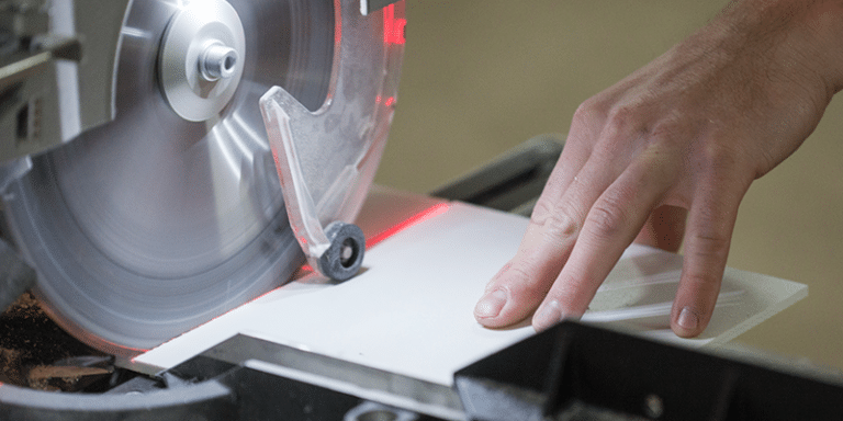 wie schneidet man kunststoffplatten